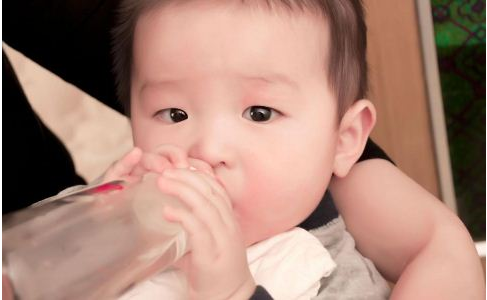 小孩吐奶的原因