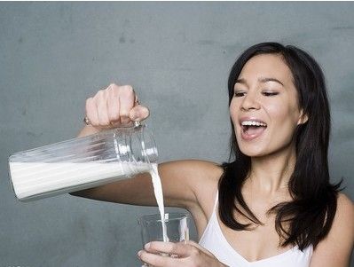 刚生完孩子的产妇可以吃牛奶吗