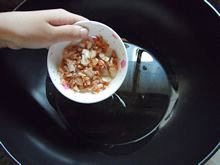 孕晚期食谱：腊肠土豆焖饭