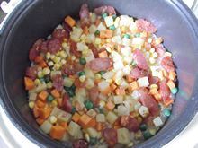 孕晚期食谱：腊肠土豆焖饭