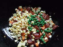 孕晚期食谱：腊肠土豆焖饭