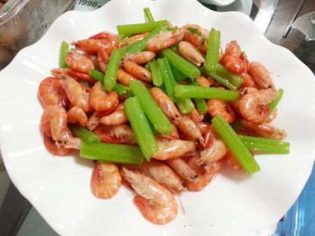 孕中期营养食谱：芹菜炒河虾