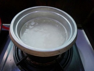 孕中期食谱：荔枝米荞粥