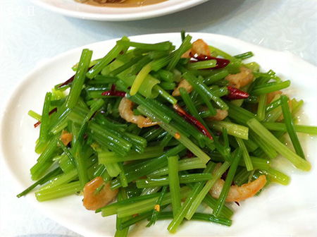 孕中期营养食谱：芹菜炒河虾