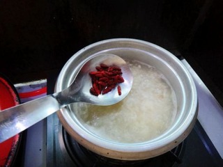 孕中期食谱：荔枝米荞粥