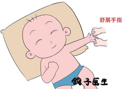 宝宝刚出生时小拳头握的紧紧就是好?妈妈们都错