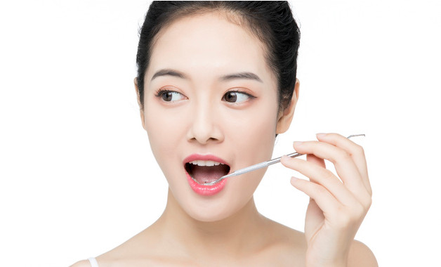 吃东西咬到口腔内侧是什么原因