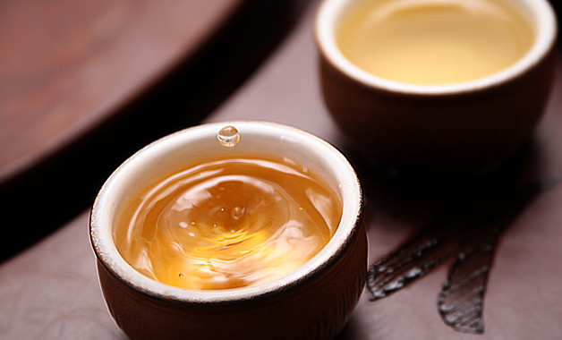 吃柿子能喝茶水吗