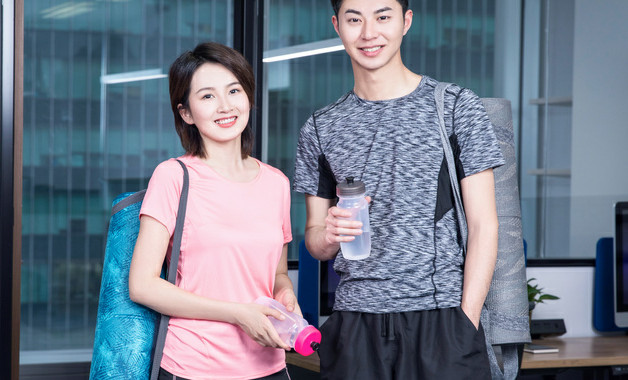 蓝色运动裤搭配什么外套好看