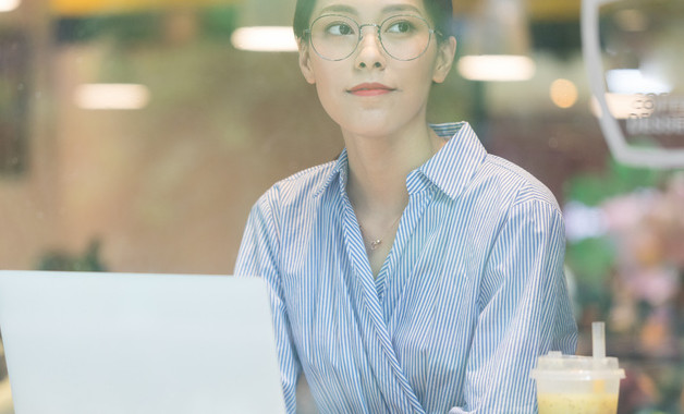 女生烟灰色牛仔裤搭配