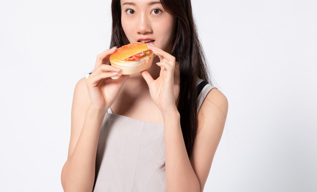吃汉堡为什么要配可乐